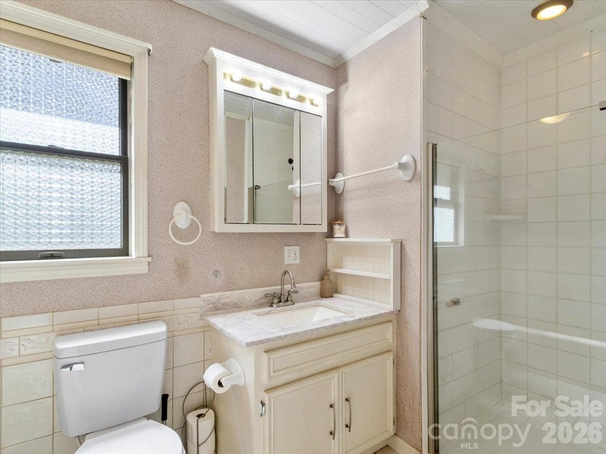 Primary bath - 179 River Walk Drive, Burnsville