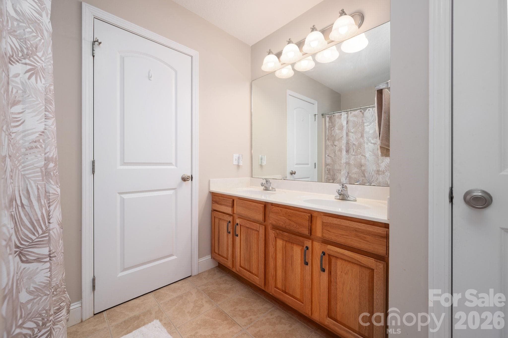 Jack and Jill Bathroom - 44 Viera Drive, Swannanoa
