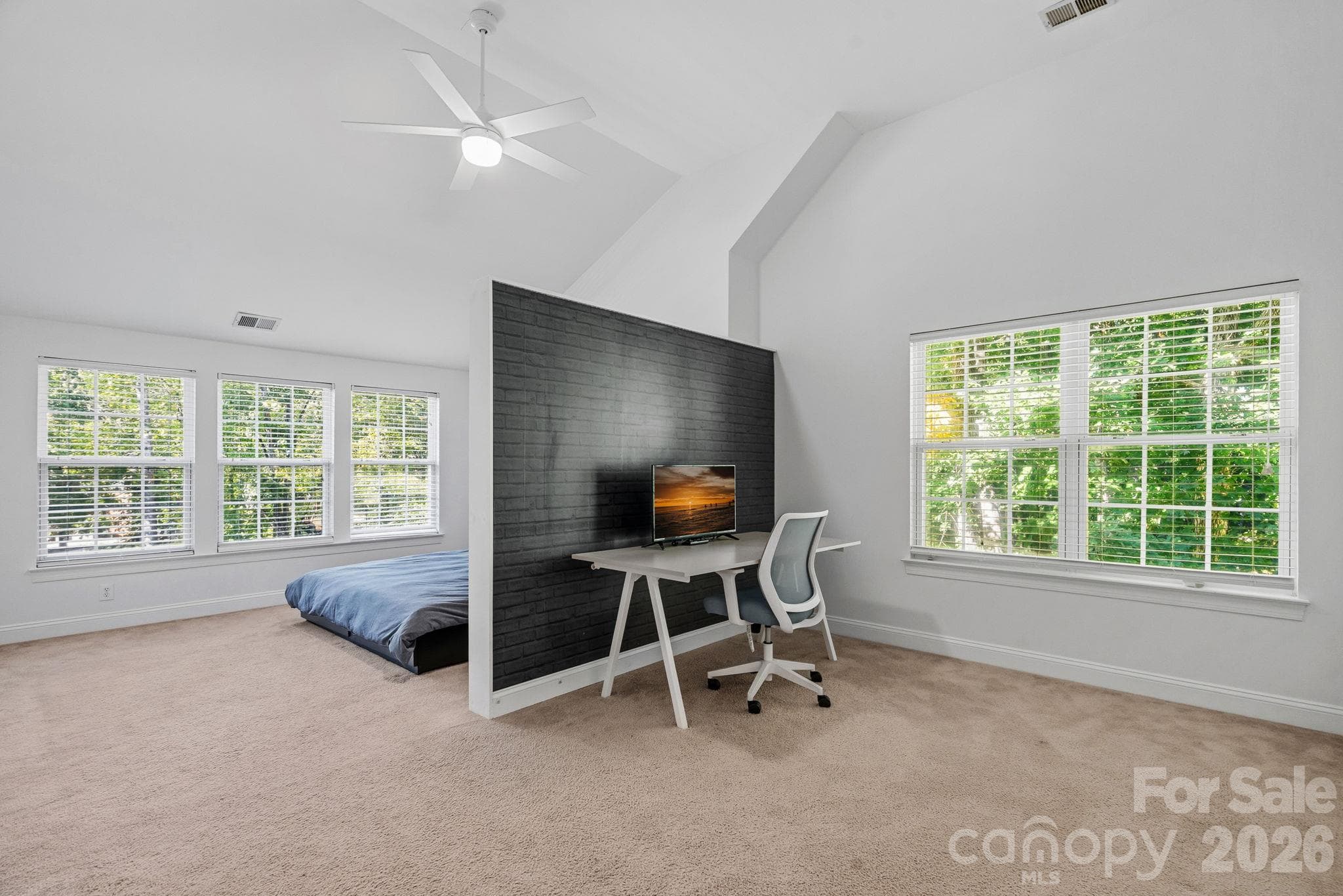 Spacious Upstairs bedroom with ensuite bathroom - 148 Sunrise Circle, Mooresville
