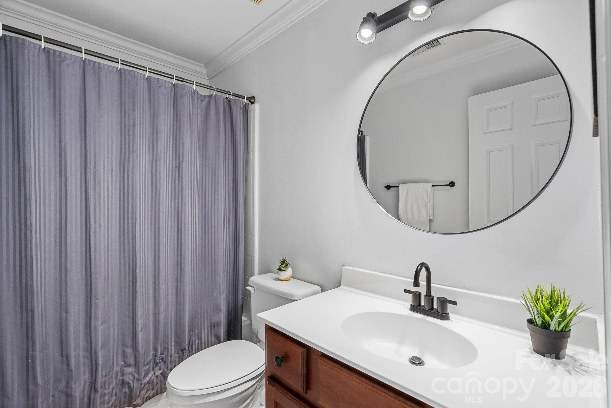 Full bathroom in the hallway - 148 Sunrise Circle, Mooresville