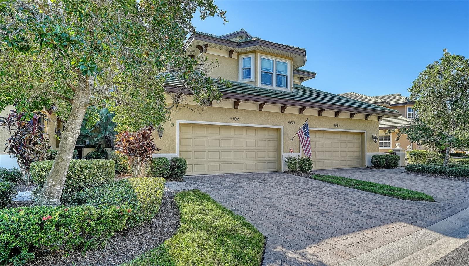 Spacious 2 car garage - 6531 MOORINGS POINT CIR #102, LAKEWOOD RANCH