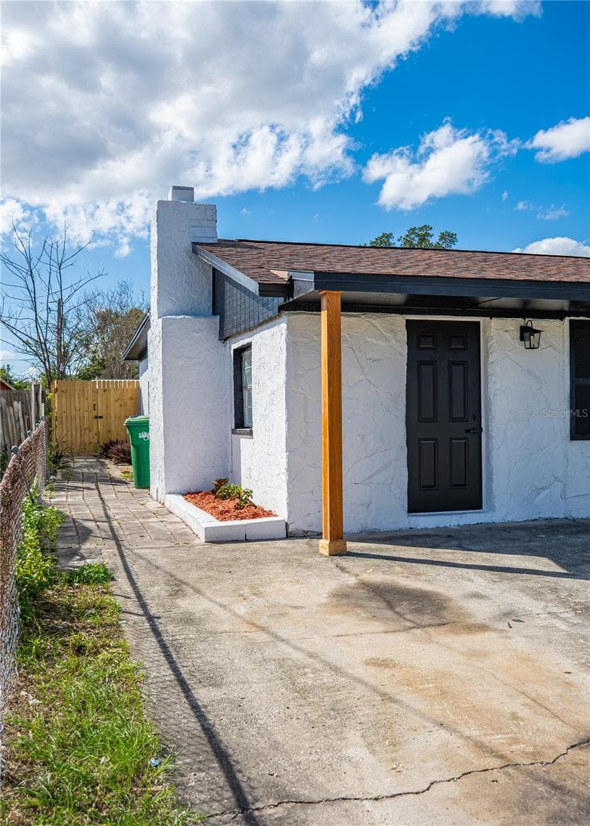 Single Family Residence at 3414 CARIOCA CT, TAMPA, photo 2 of 41
