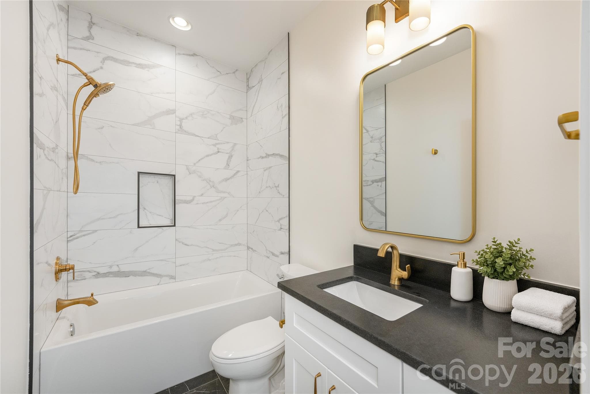 Full bath upper level - 159 Meadow Breeze Road, Arden