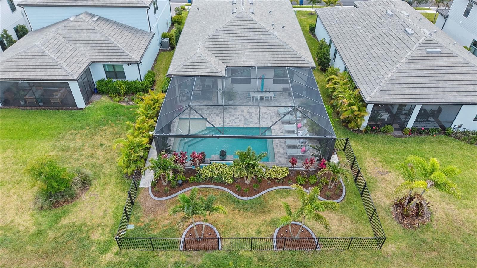 Custom Curbed landscaping and Fenced Yard with outdoor up lighting! - 5437 SILVERSIDE PINE CT, LAKEWOOD RANCH