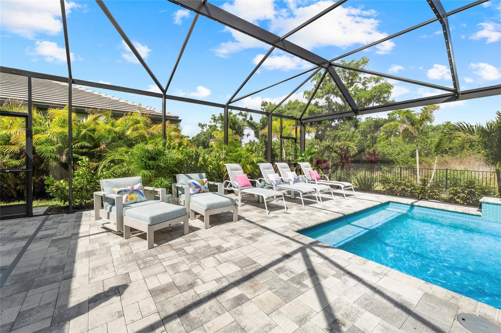 Panoramic Screen Enclosure with Custom Permanent Lighting! - 5437 SILVERSIDE PINE CT, LAKEWOOD RANCH
