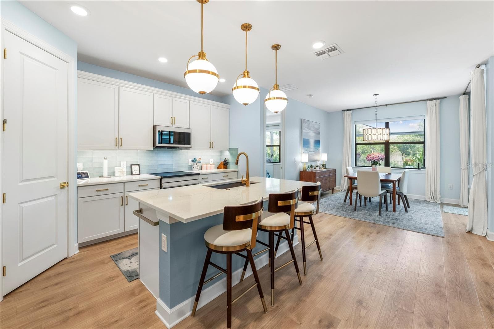 White Shaker Cabinetry and upgraded Pendant Lighting! - 5437 SILVERSIDE PINE CT, LAKEWOOD RANCH