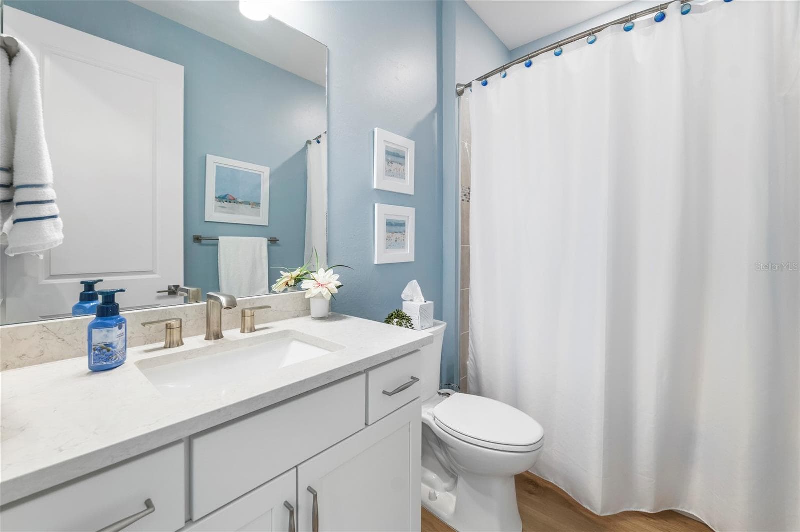 Guest Bath with Quartz tops! - 5437 SILVERSIDE PINE CT, LAKEWOOD RANCH