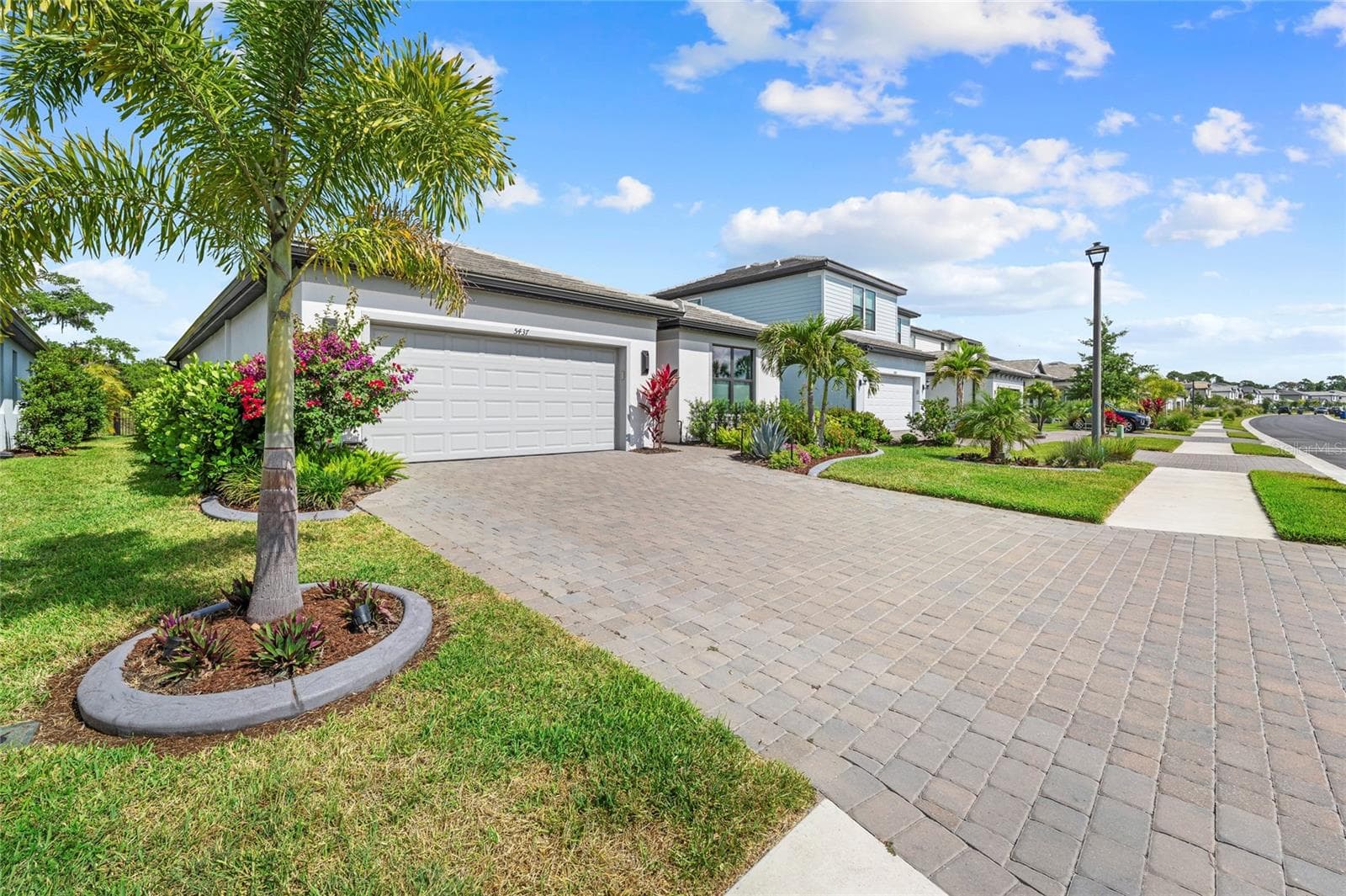 Custom Curbed Landscaping - 5437 SILVERSIDE PINE CT, LAKEWOOD RANCH