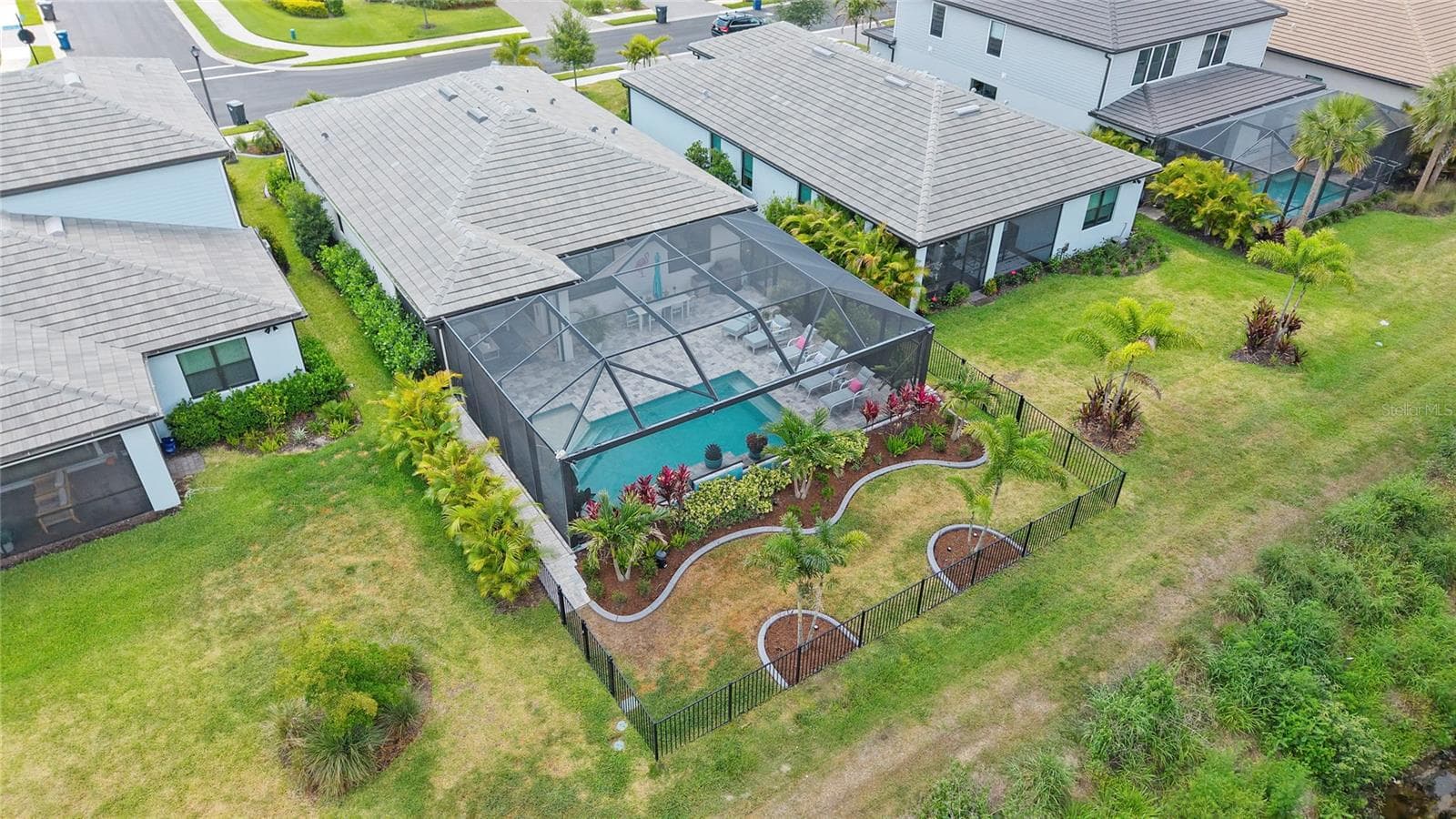 Lots of additional landscaping - 5437 SILVERSIDE PINE CT, LAKEWOOD RANCH