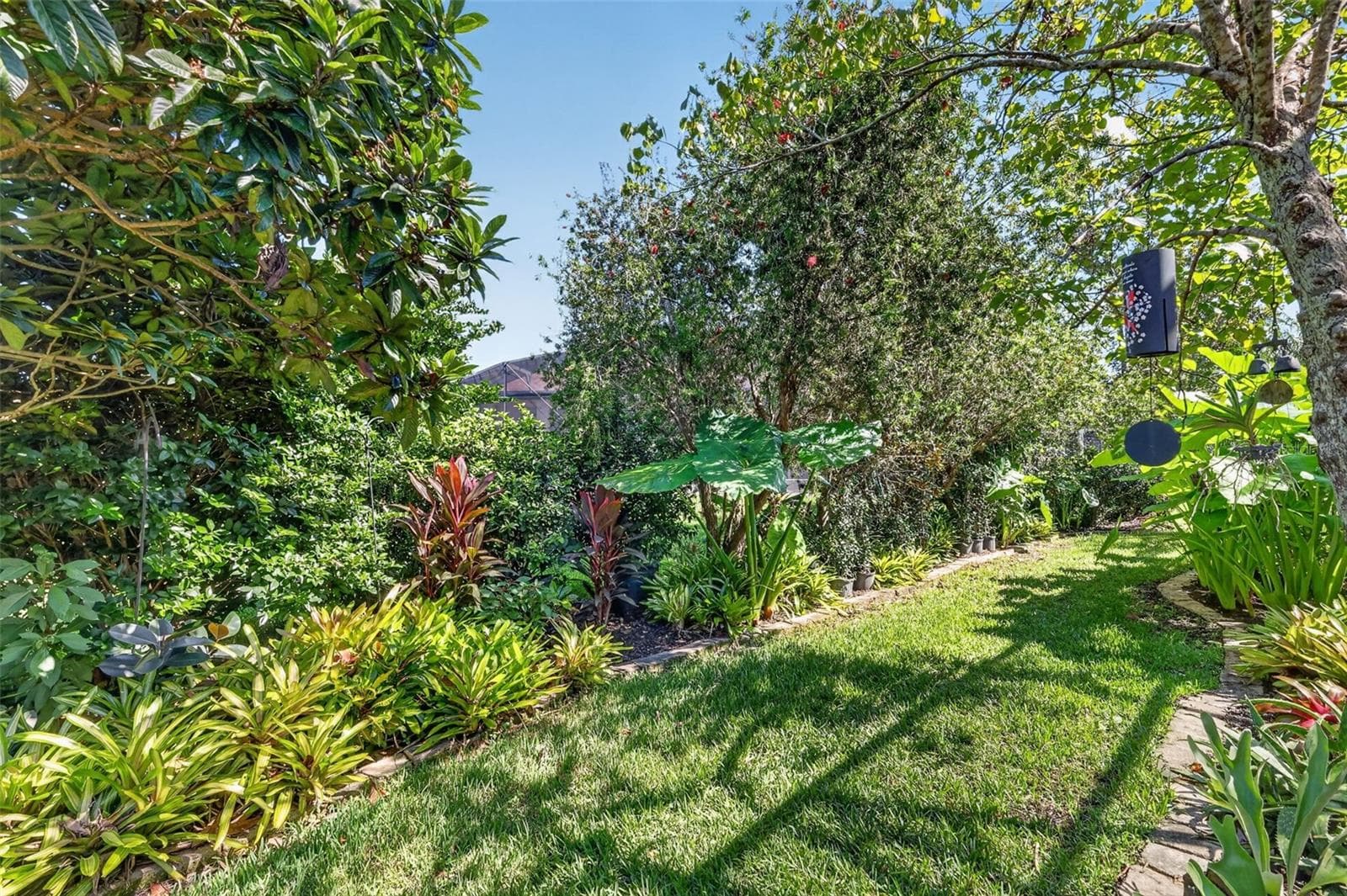 Tropical PRIVACY Landscaping! - 6121 HUNTERS RIDGE AVE, LEESBURG