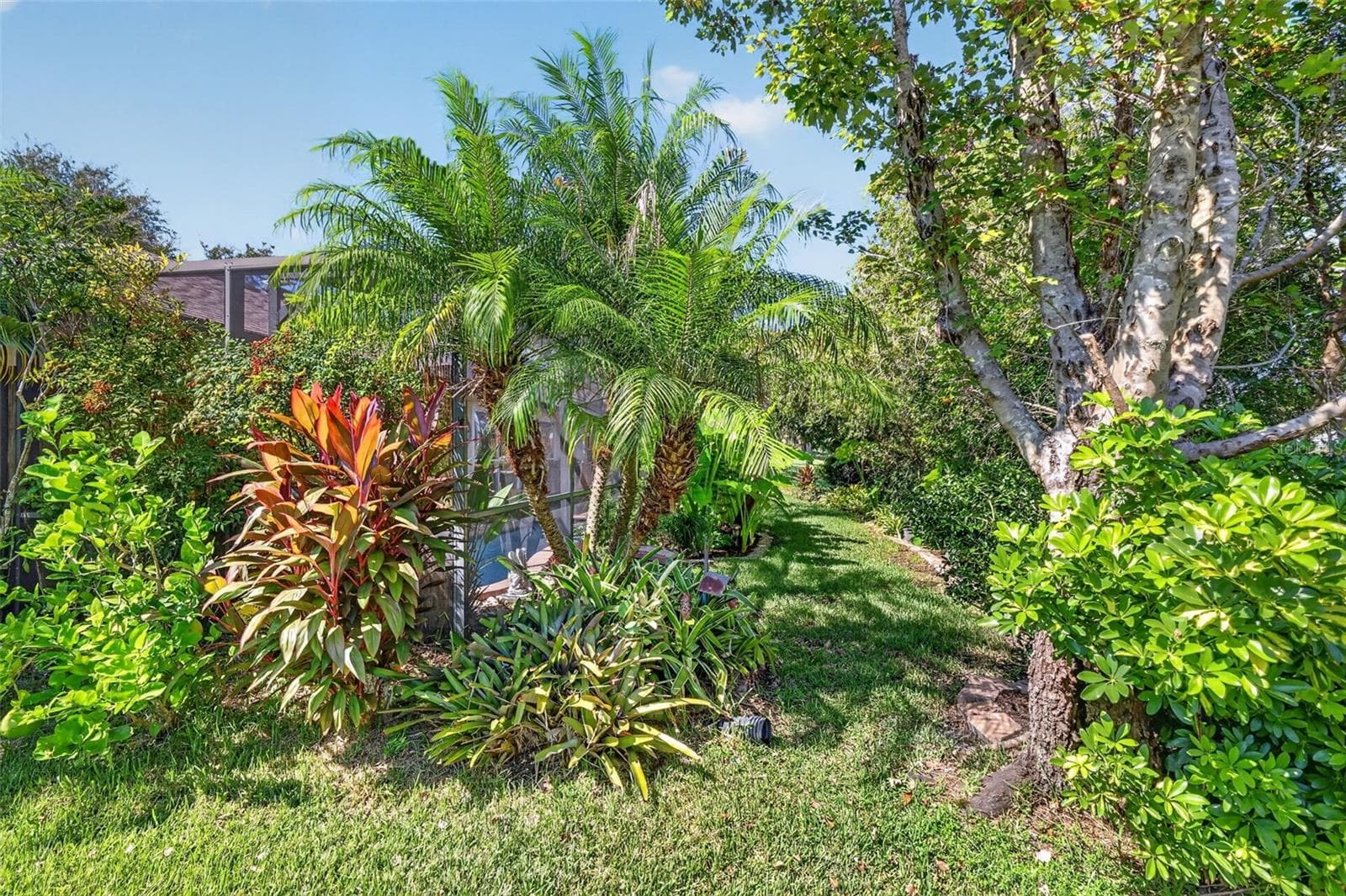 Rear and Side Elevation with Tropical PRIVACY Landscaping! - 6121 HUNTERS RIDGE AVE, LEESBURG