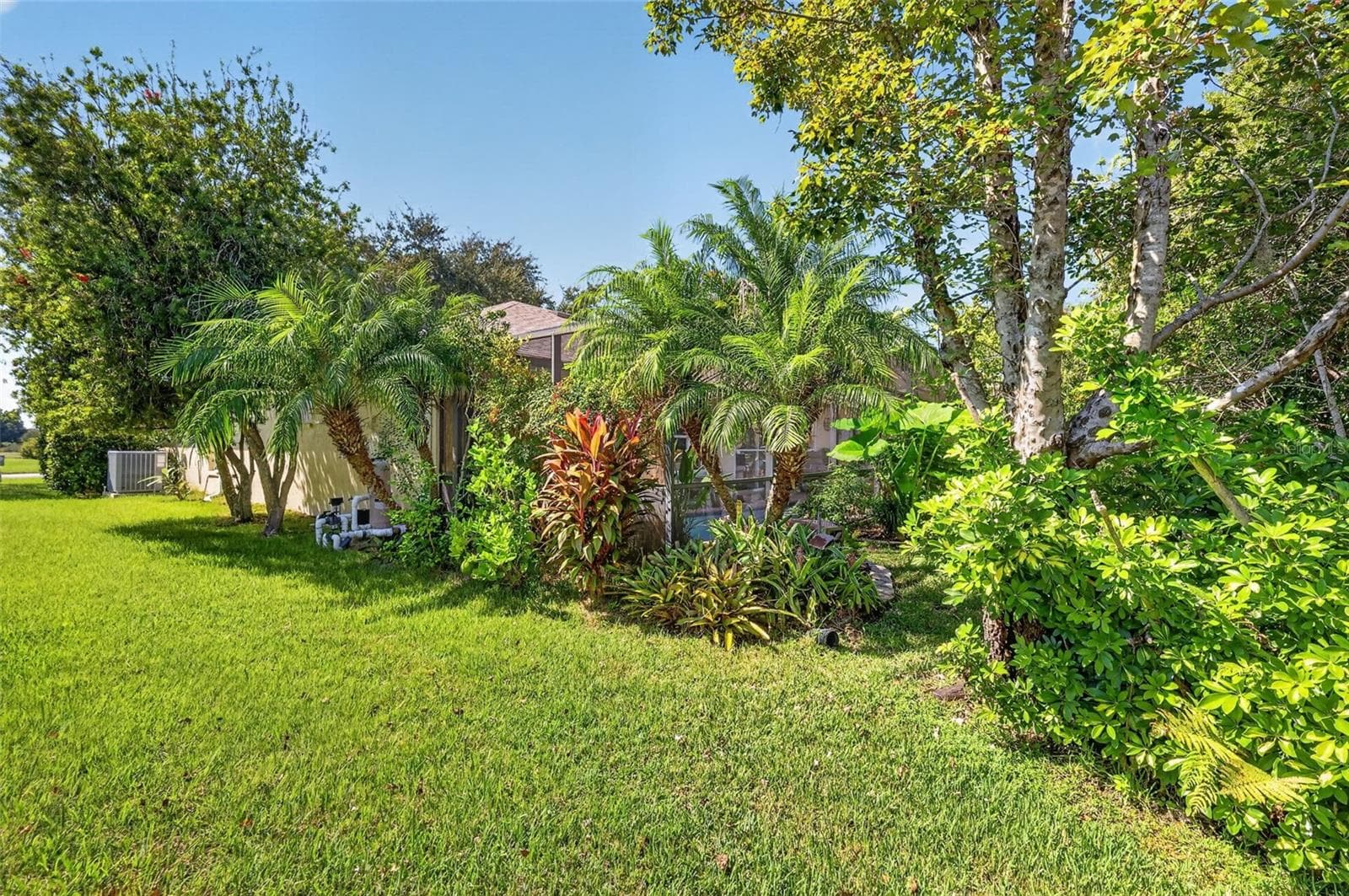 Side Elevation with Tropical PRIVACY Landscaping! - 6121 HUNTERS RIDGE AVE, LEESBURG