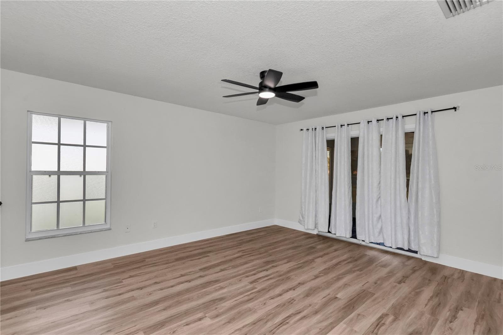master bedroom- sliding door opens to Florida room with waterview - 5 HICKORY LOOP, OCALA