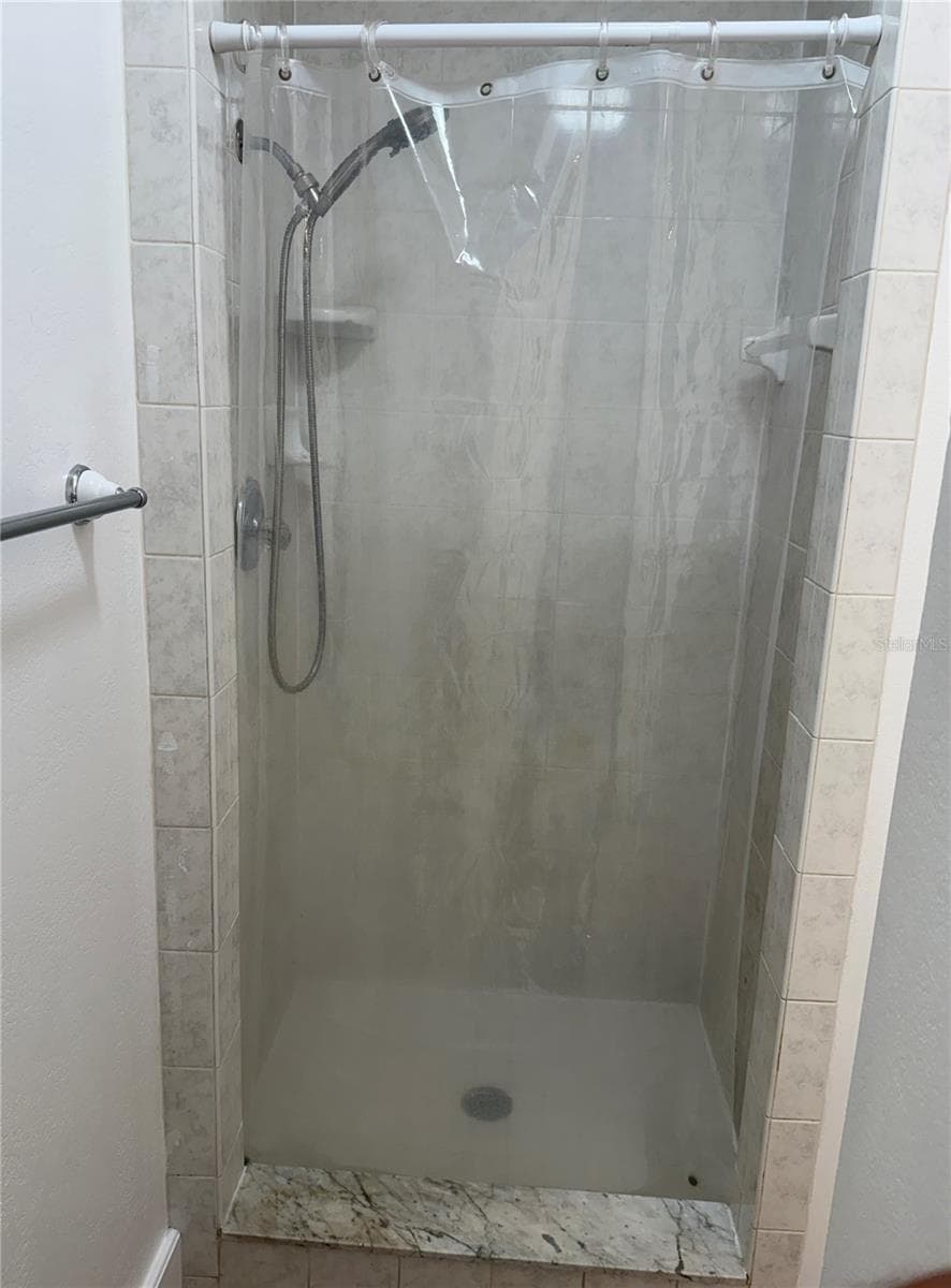 Primary Bath - 2917 NE 17TH TER, OCALA