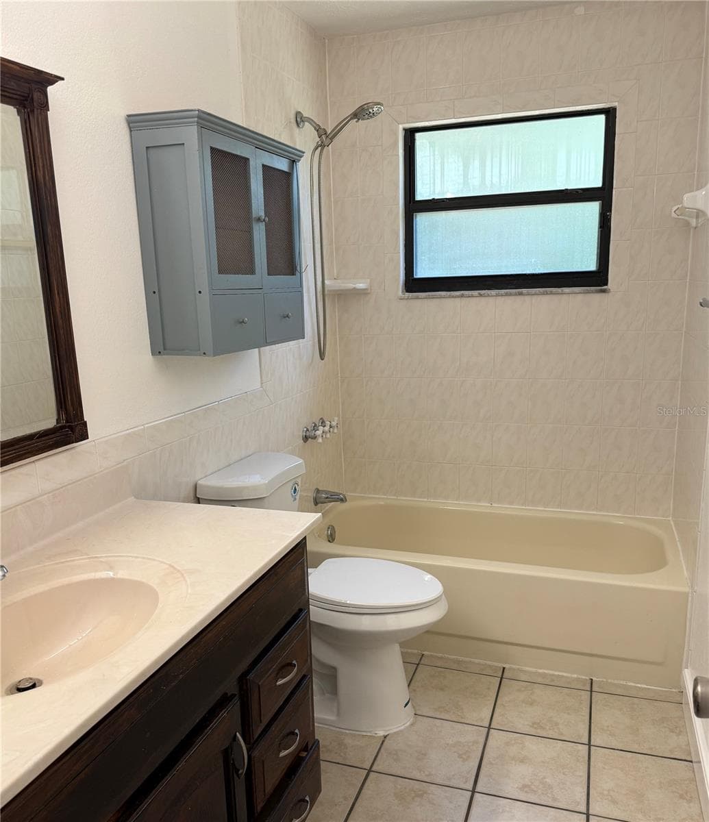Guest bath - 2917 NE 17TH TER, OCALA