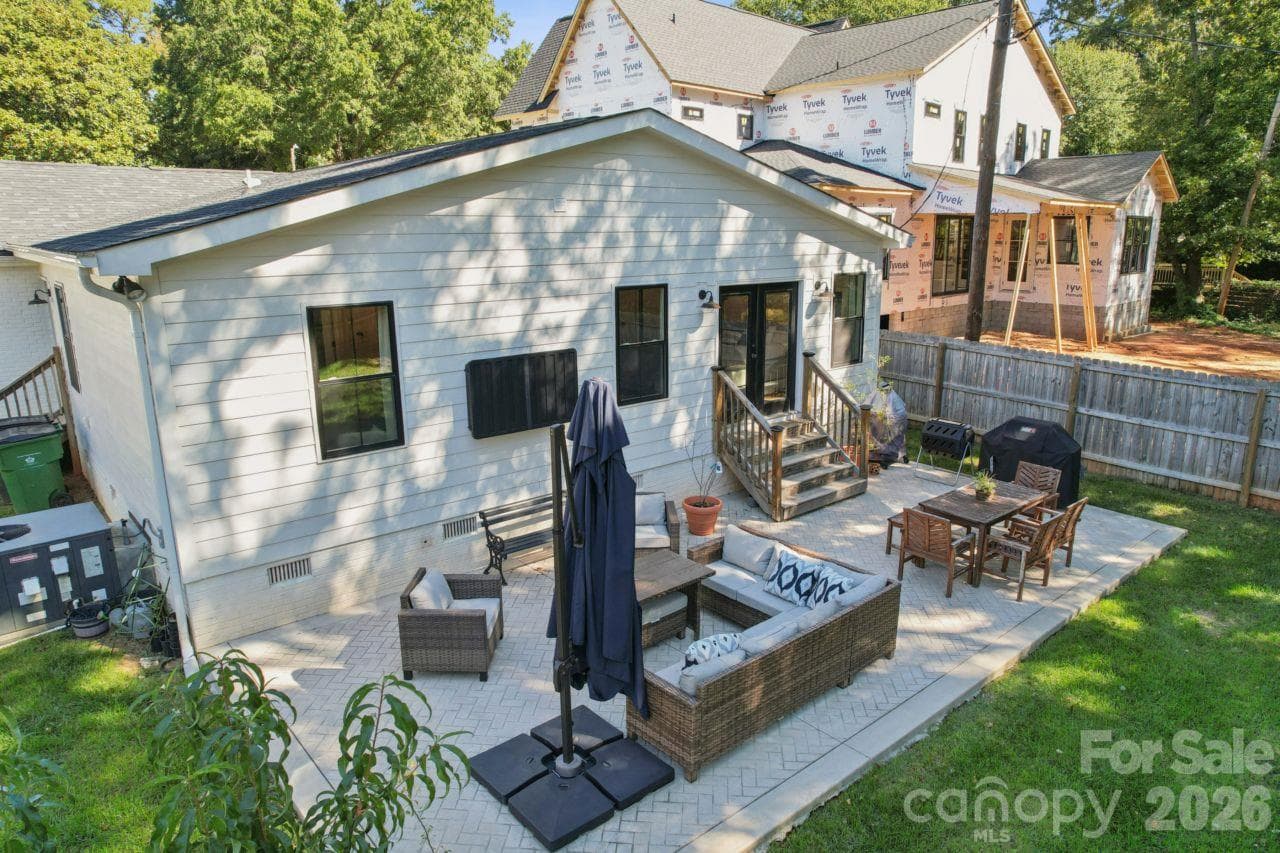 Single Family Residence at 512 Manhasset Road, Charlotte, photo 8 of 36