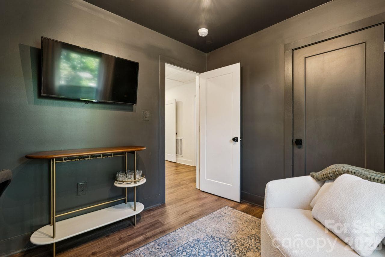 Single Family Residence at 512 Manhasset Road, Charlotte, photo 24 of 36