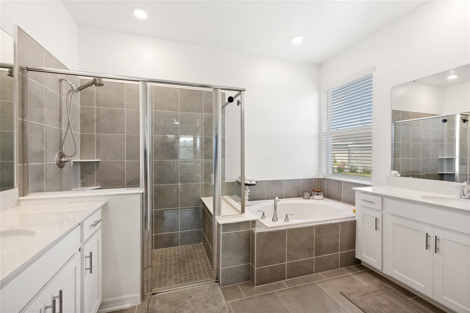 Single Family Residence at 6025 CLAYSTONE WAY, MOUNT DORA, photo 14 of 28