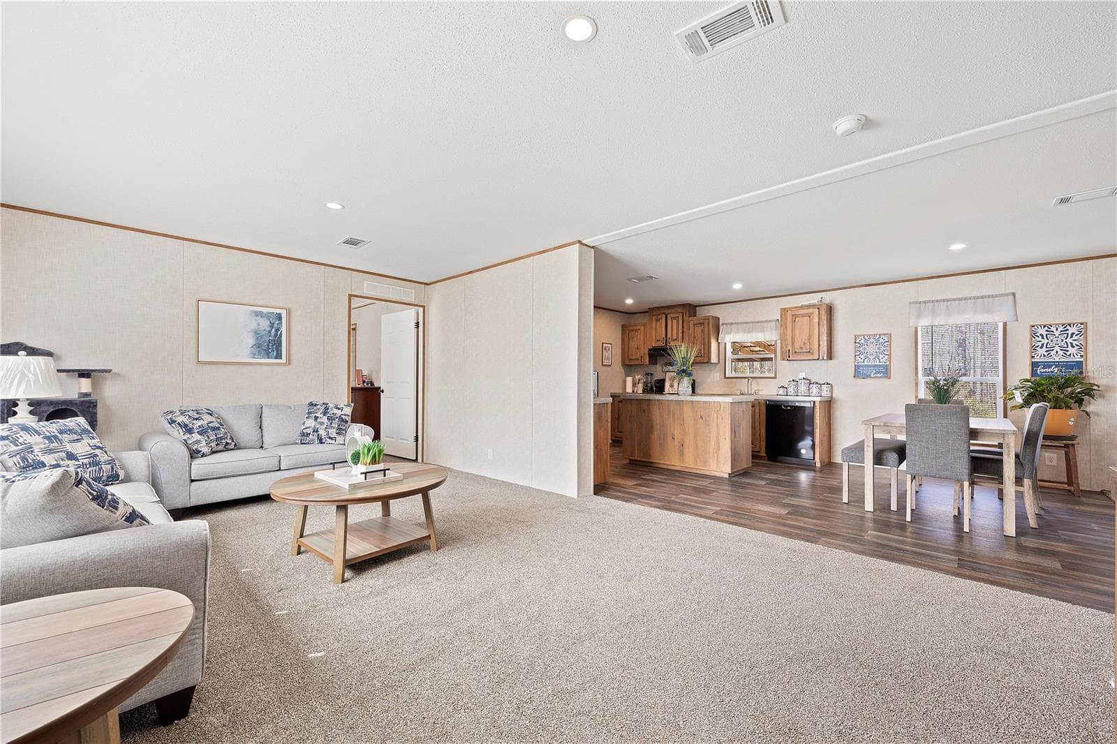 Manufactured Home at 387 NW LAMAR PL, LAKE CITY, photo 6 of 34