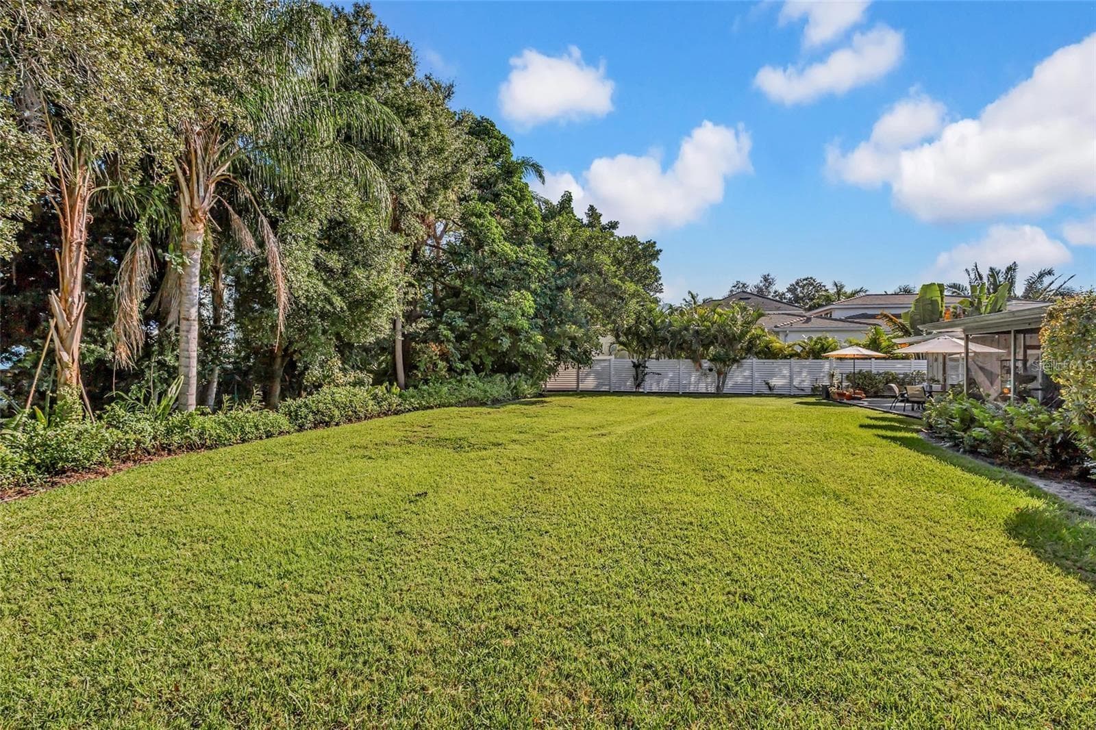 Design a backyard retreat with expansive outdoor living space, lush landscaping, and the privacy of your own secluded oasis. - 1605 N LAKE SHORE DR, SARASOTA