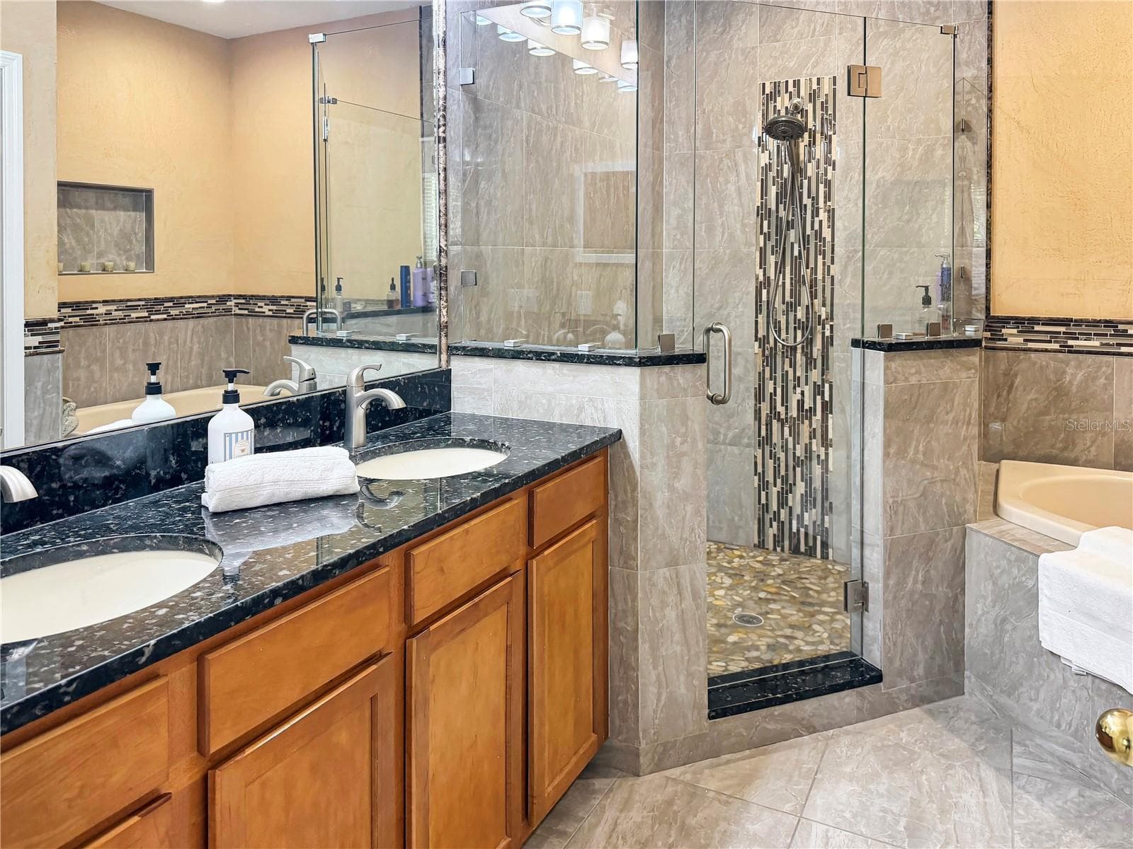 Townhouse at 4445 AMBERLY OAKS CT, TAMPA, photo 17 of 27