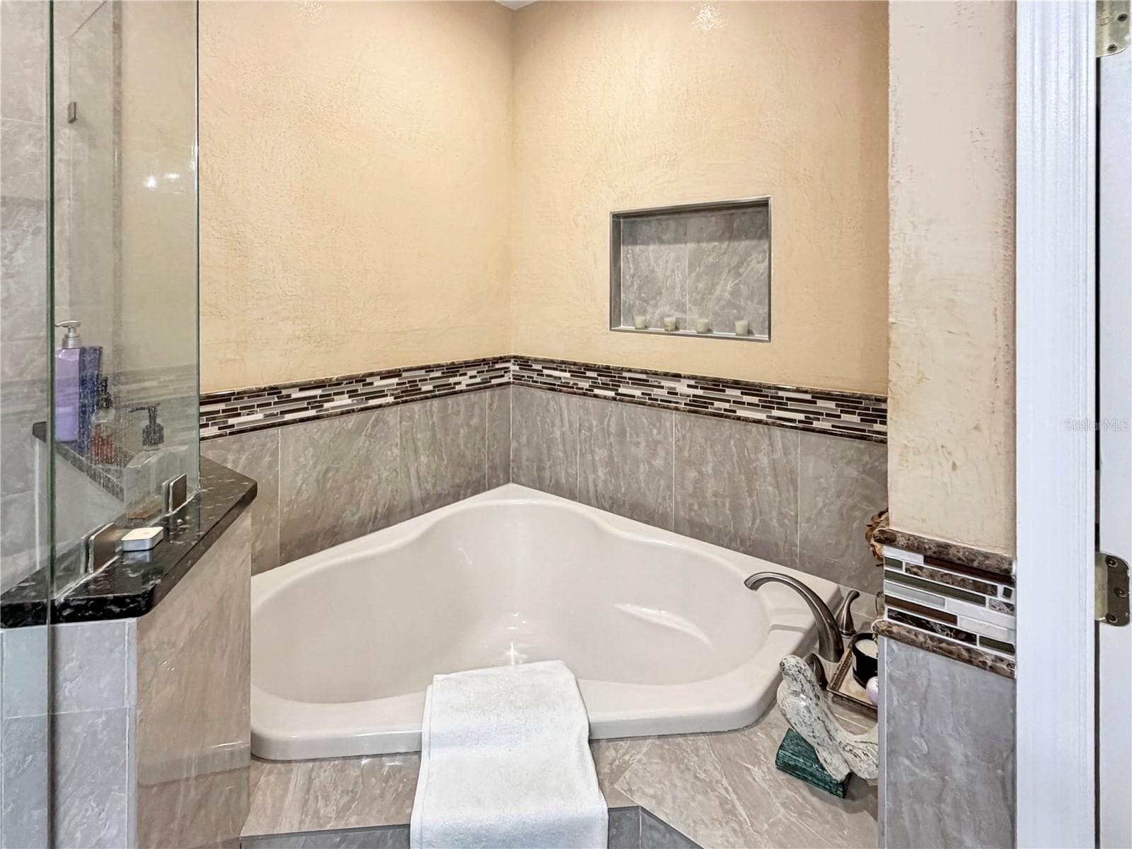 Townhouse at 4445 AMBERLY OAKS CT, TAMPA, photo 20 of 27