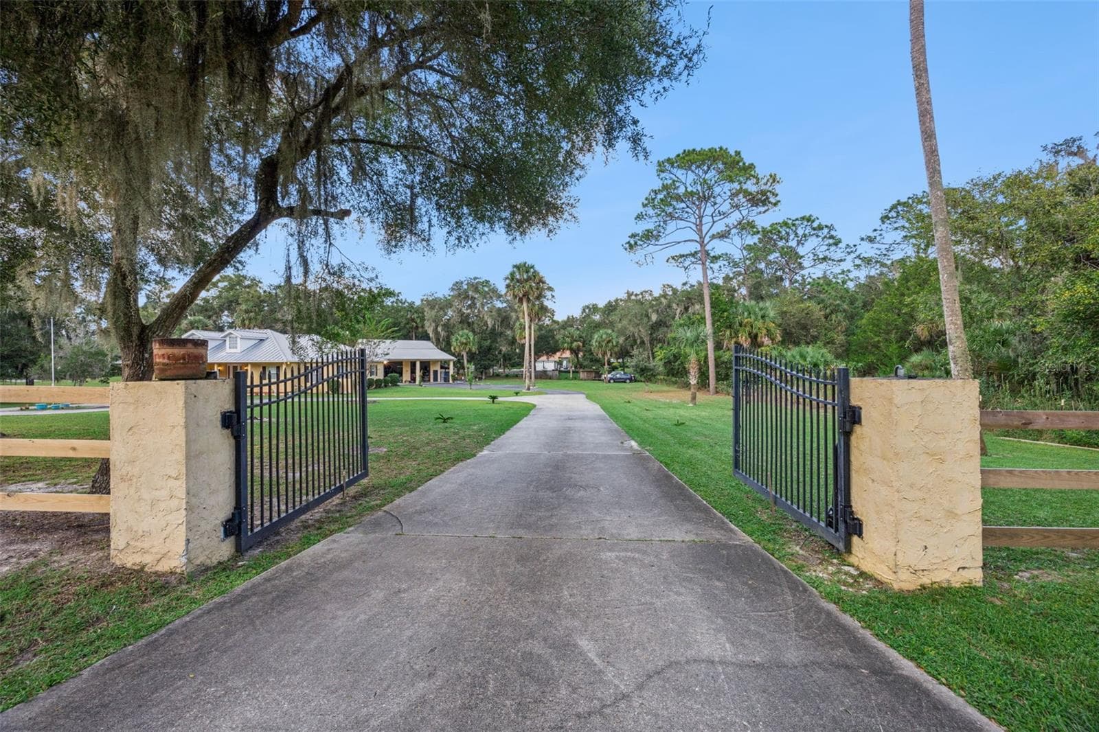 Gated Entrance - 1050 DEERFOOT RD, DELAND
