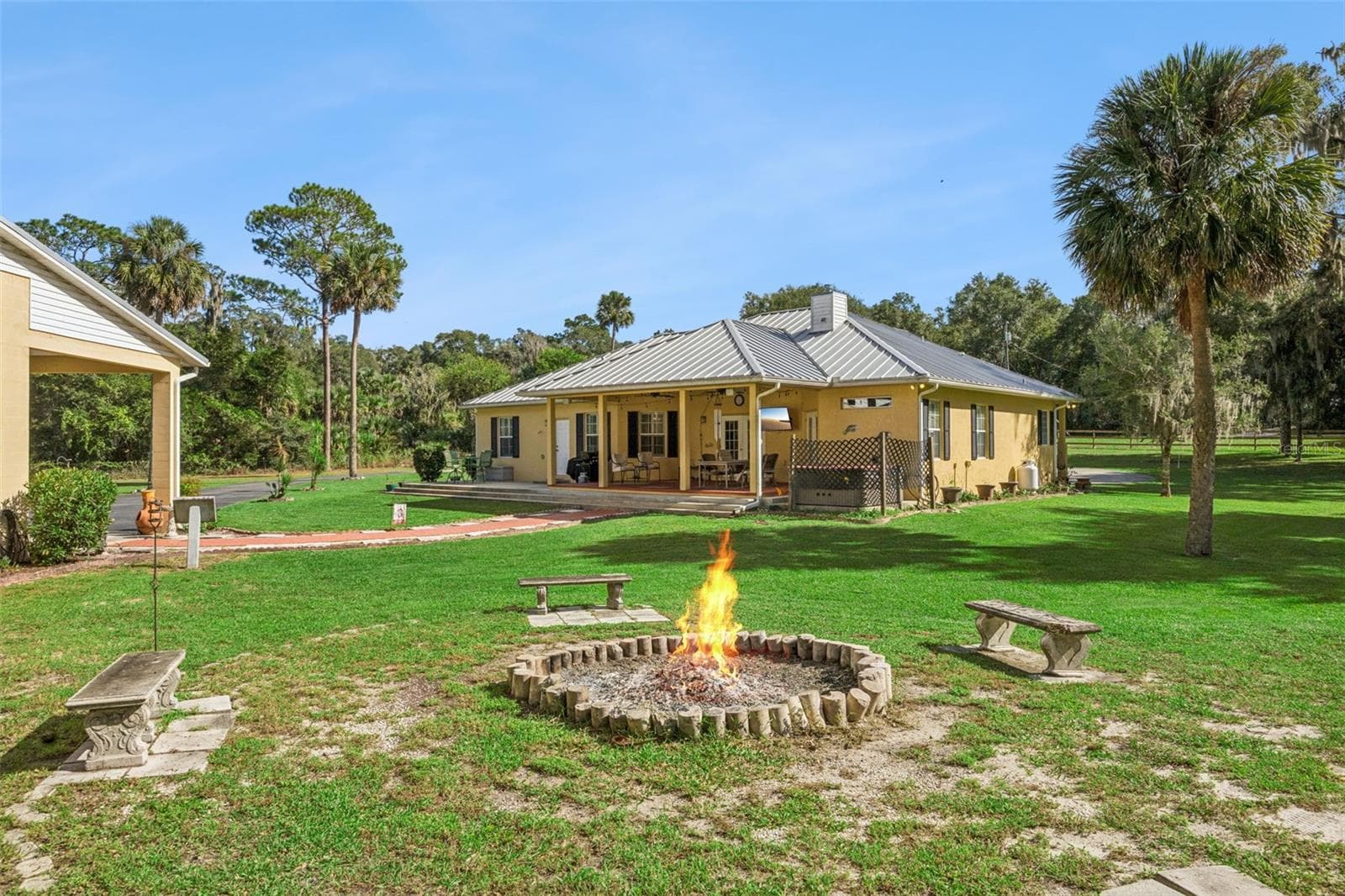 Firepit - 1050 DEERFOOT RD, DELAND