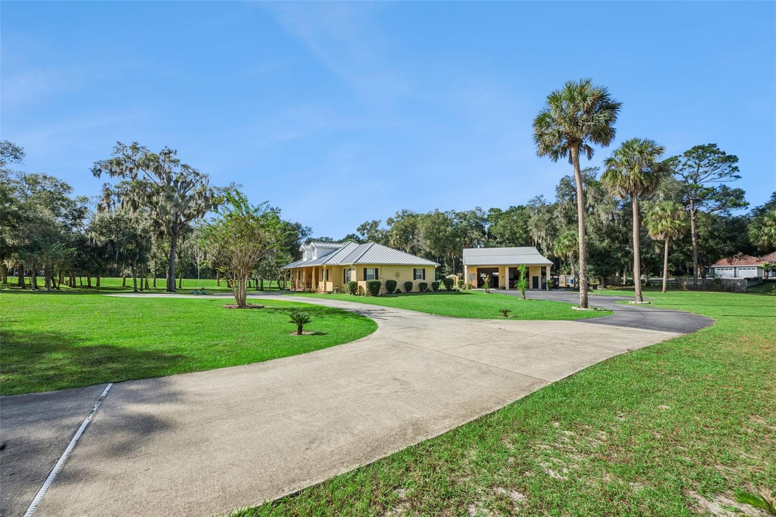 Entrance Drive - 1050 DEERFOOT RD, DELAND
