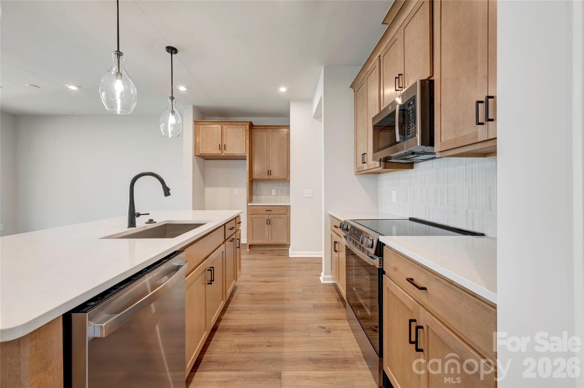 Electric oven range and microwave - 707 Bowery Place, Cramerton