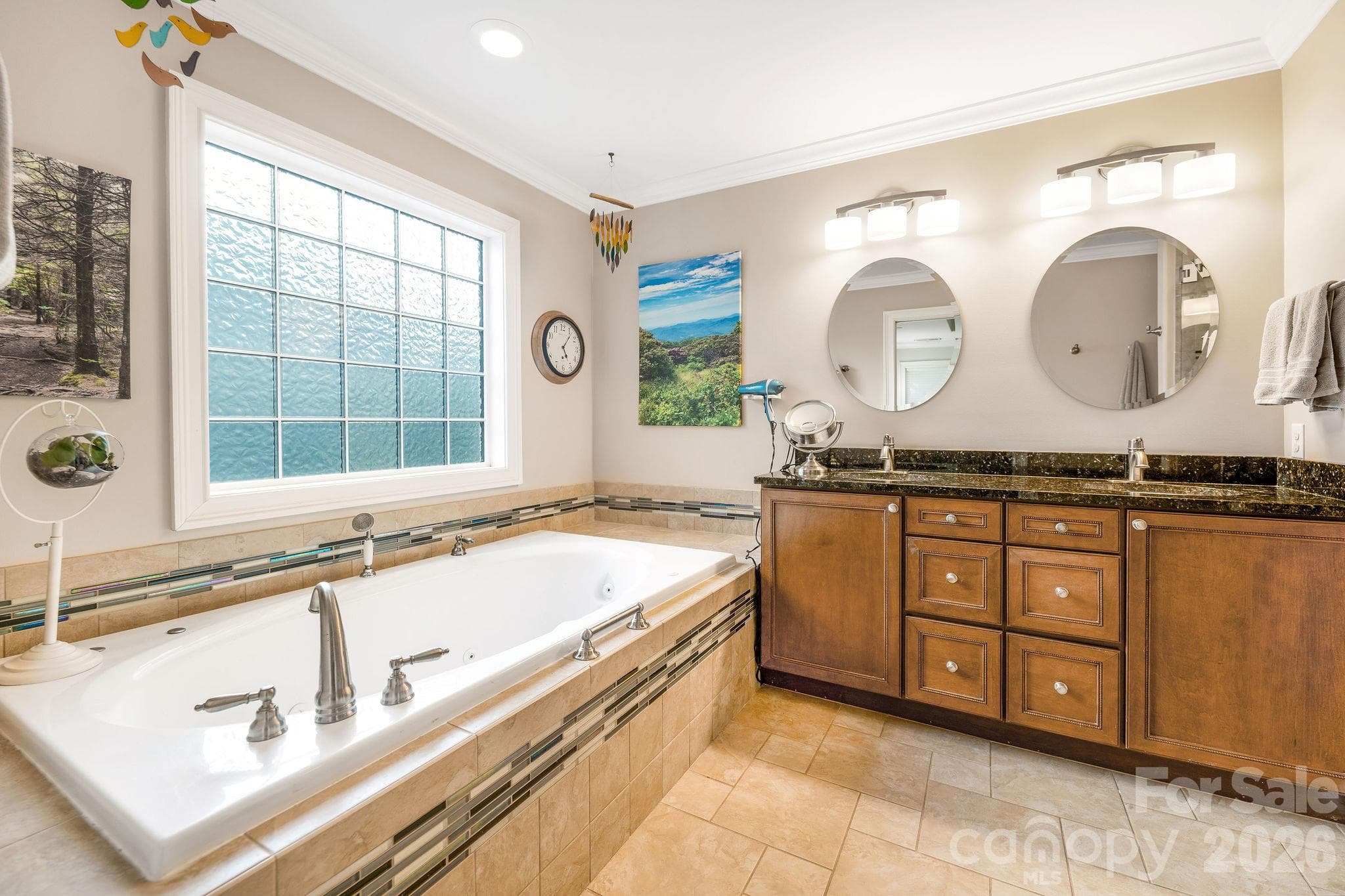 Primary ensuite bath with jetted soaking tub and dual vanities - 28 Penley Park Drive, Weaverville