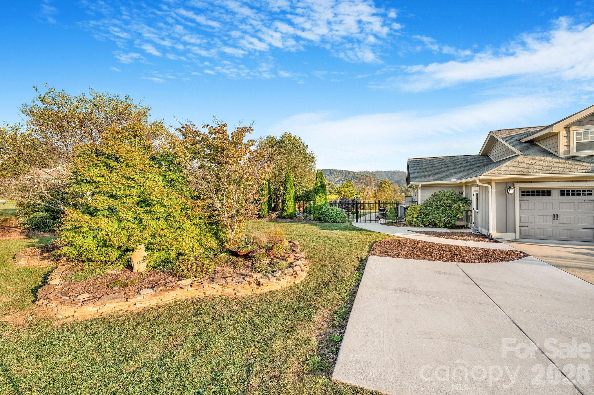 Meticulously maintained yard space and ample parking - 28 Penley Park Drive, Weaverville