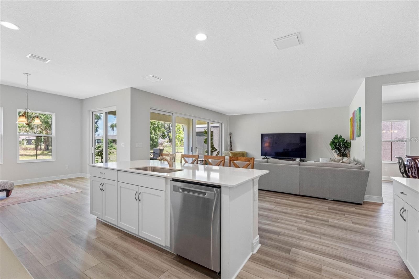 Large island with storage, opening to the cafe and backyard - 14868 SUMMER BRANCH DR, LITHIA