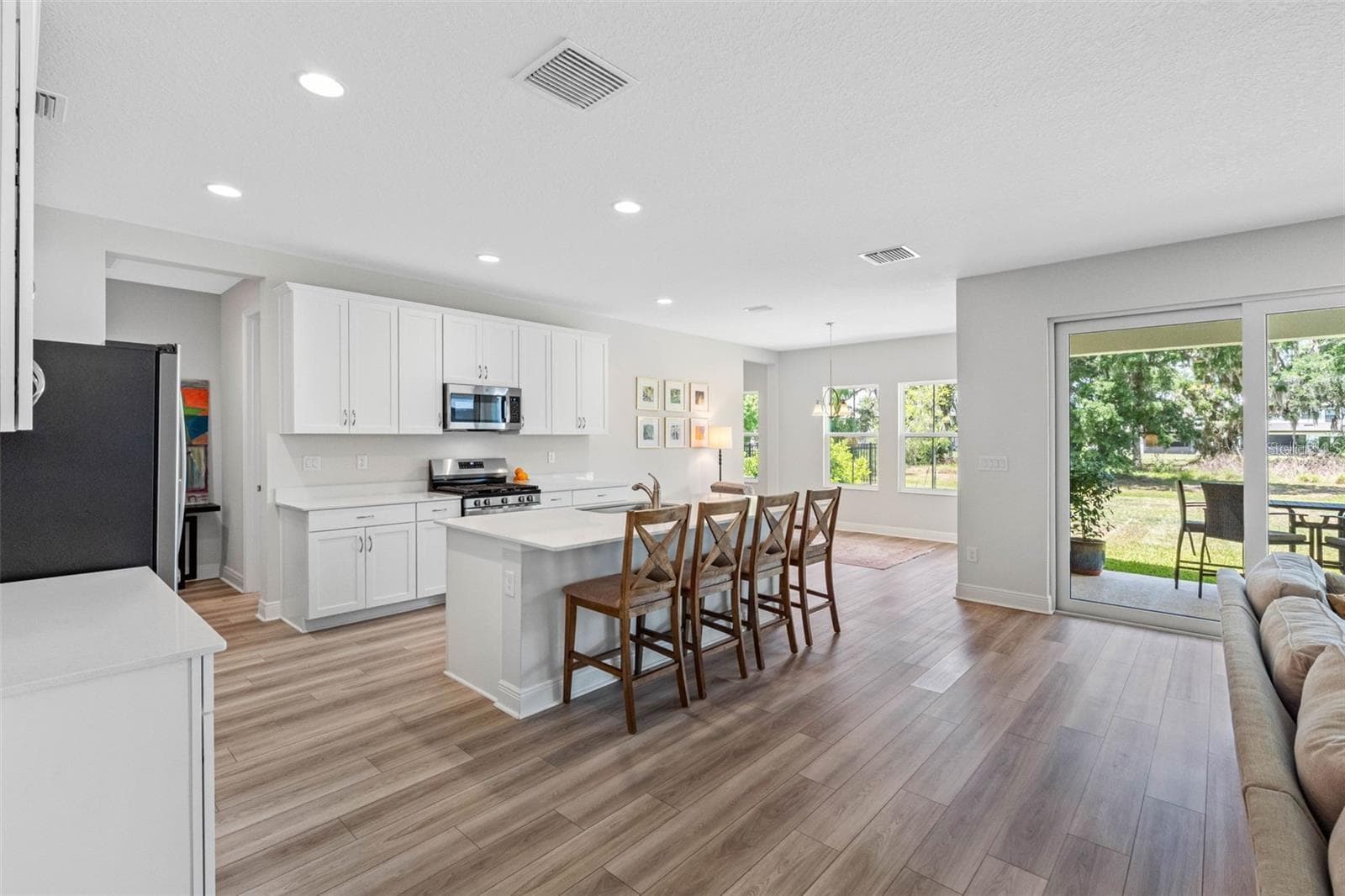 Bright kitchen and cafe with tree-lined backyard views - 14868 SUMMER BRANCH DR, LITHIA