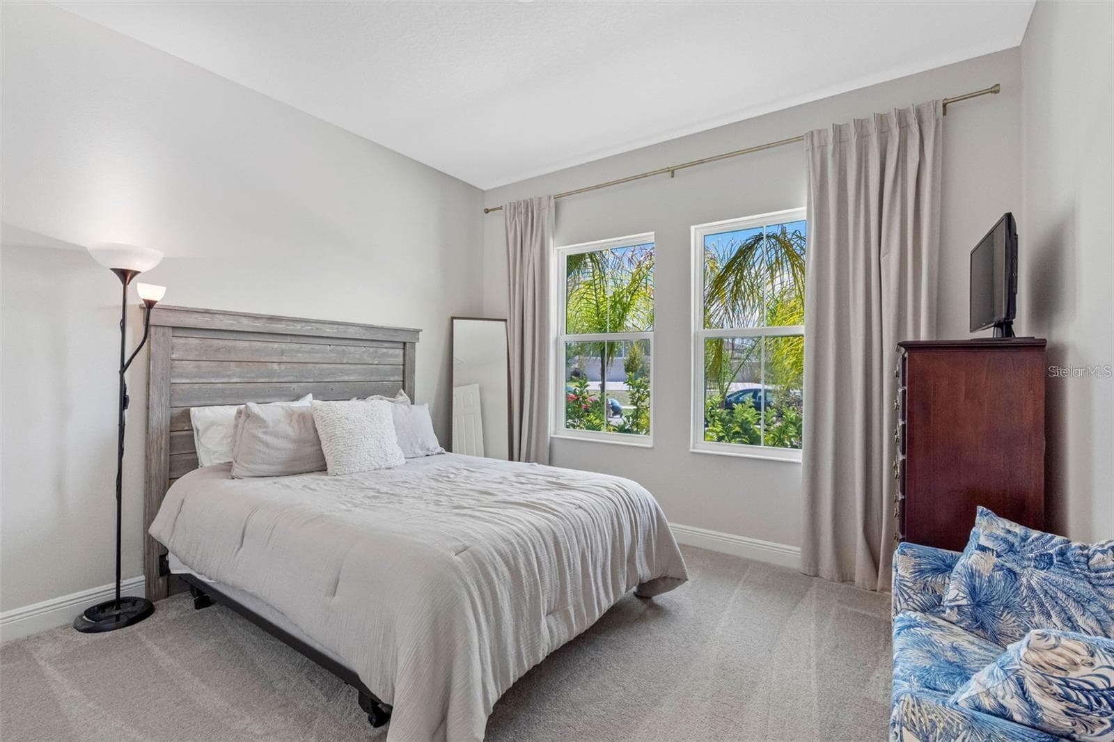 First-floor bedroom, ideal for guests or a home office - 14868 SUMMER BRANCH DR, LITHIA
