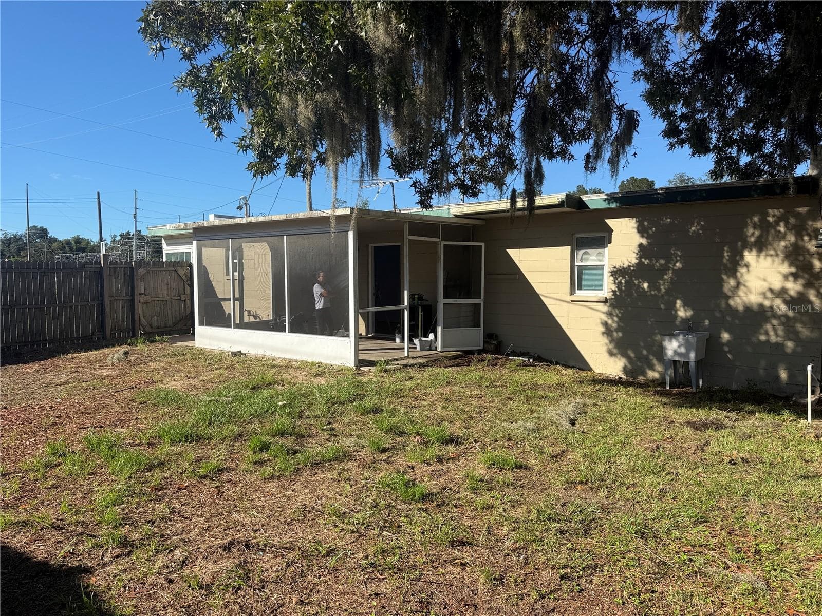 Screened porch - 12152 FORT KING RD, DADE CITY
