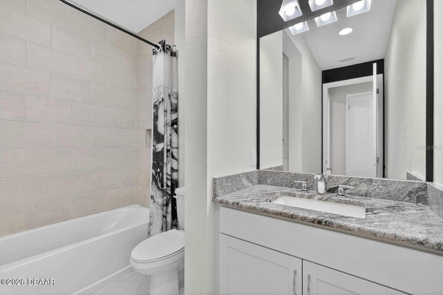 2nd Full Bath with tub - 854 MARGARITAVILLE AVE, DAYTONA BEACH