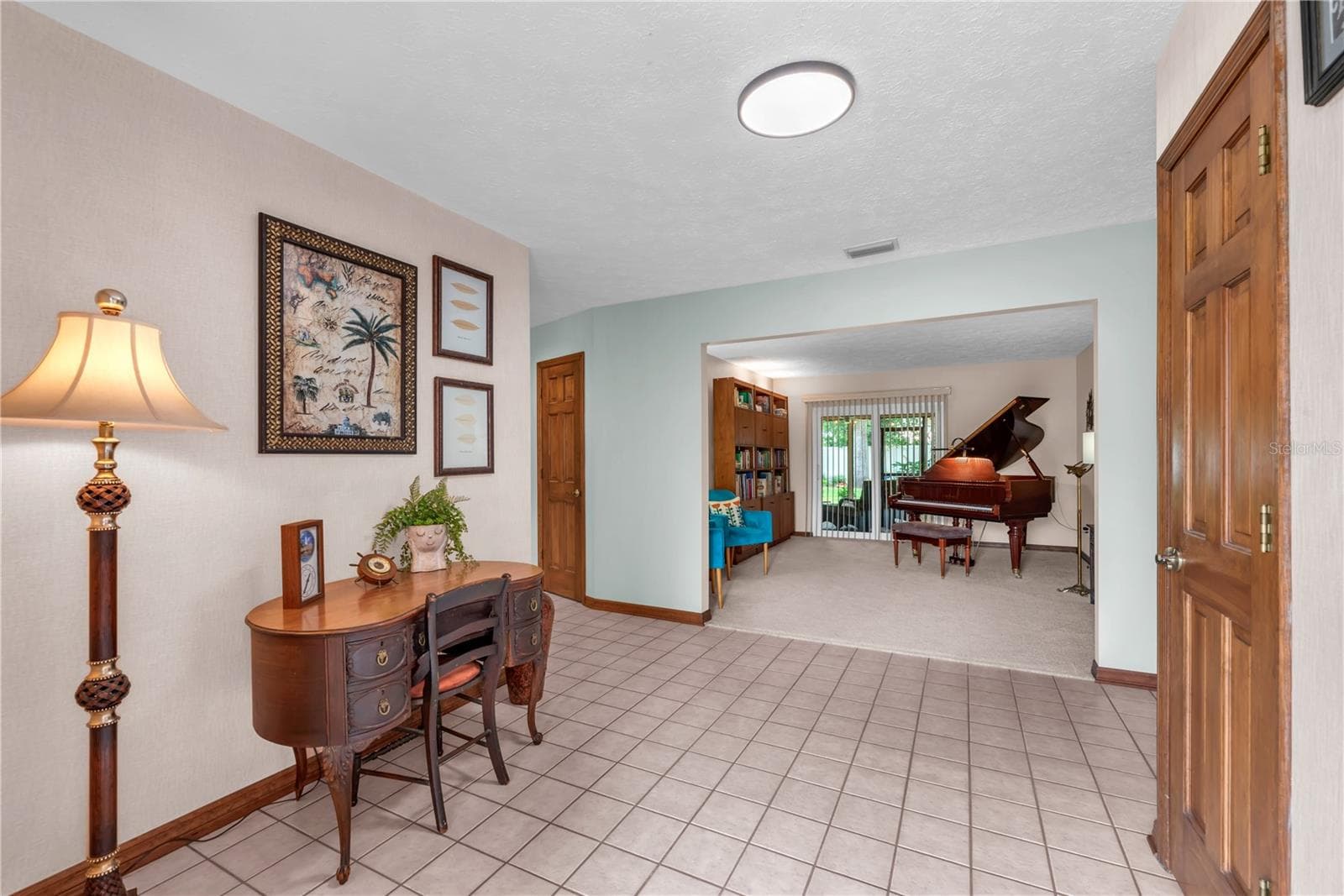 Step inside this foyer to discover beautiful wood trim, inviting living spaces, and a floor plan designed for both everyday comfort and elegant entertaining. - 2421 OAK LANDING DR, BRANDON