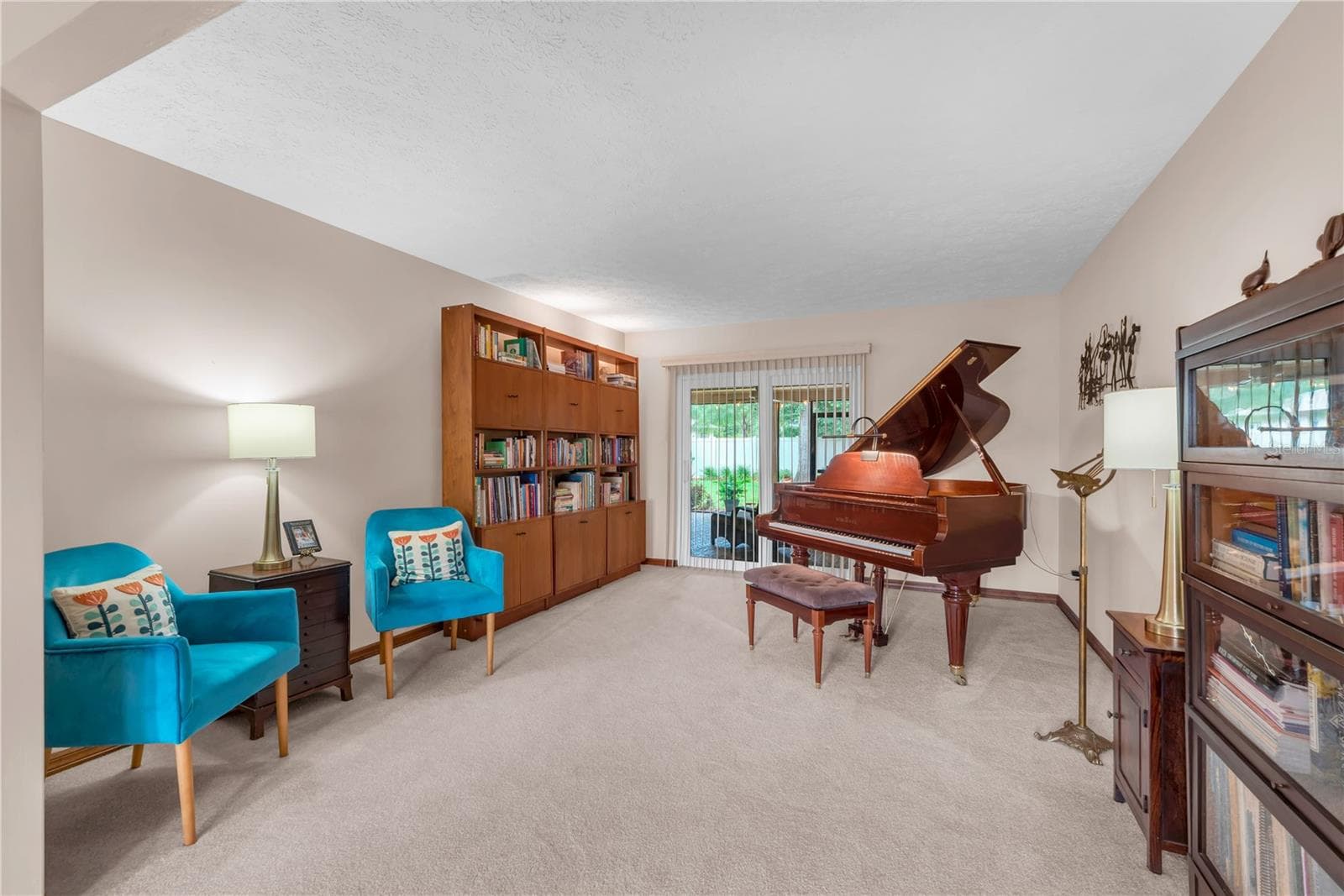 The formal living room greets you as you walk inside. - 2421 OAK LANDING DR, BRANDON