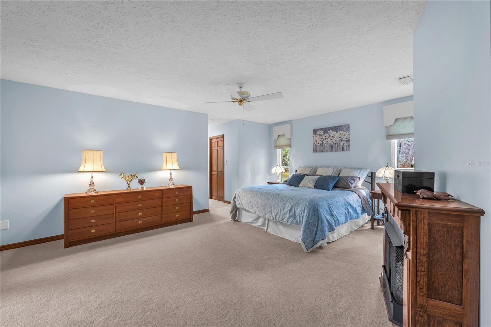 The large primary suite offers an ensuite with a relaxing tub, separate shower, and dual-sink vanity. - 2421 OAK LANDING DR, BRANDON
