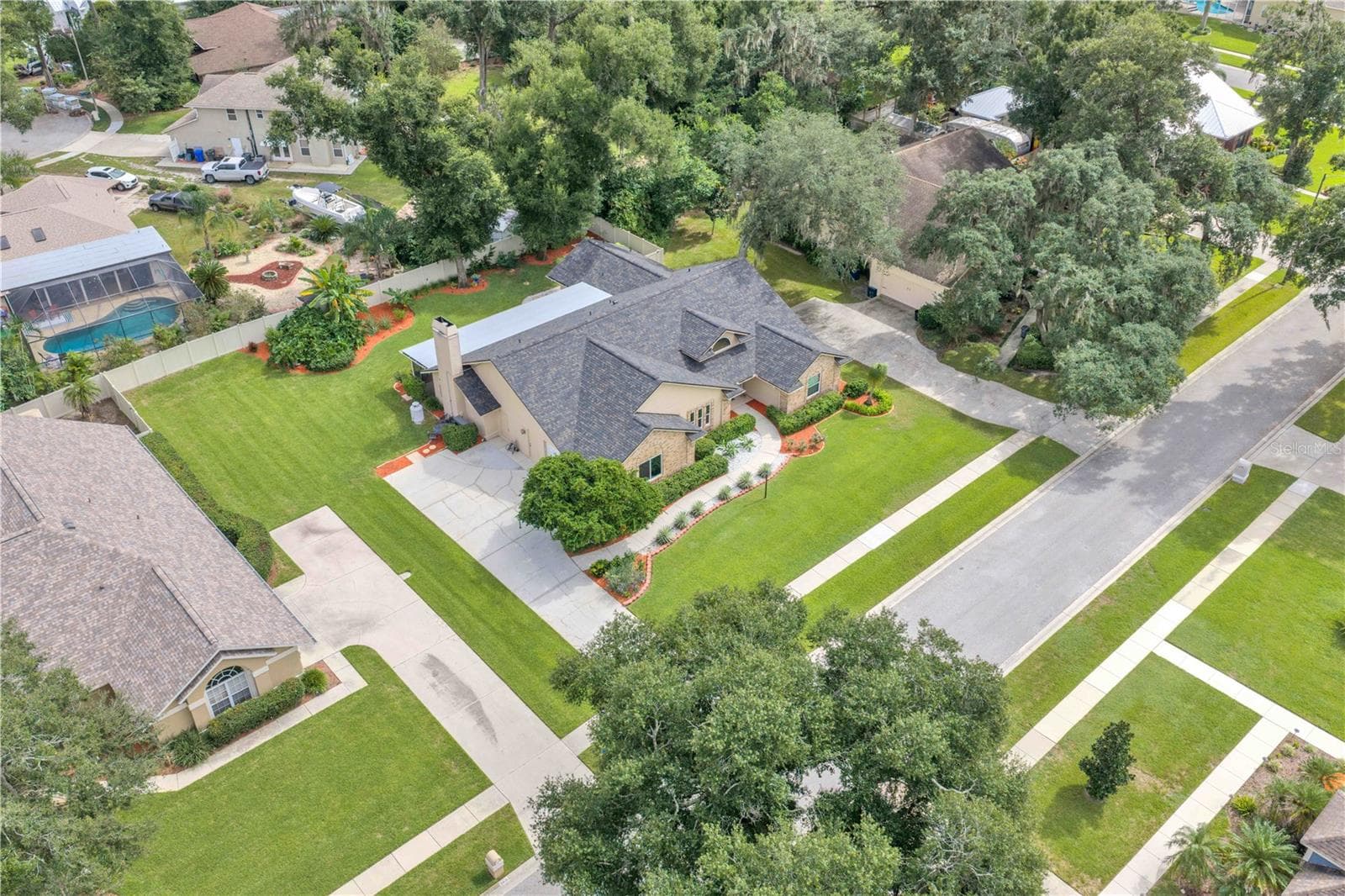 Birdseye view of Oak Landing Drive with optional low HOA fees and NO CDD fees. This home offers an appealing combination of space, privacy and updates. - 2421 OAK LANDING DR, BRANDON