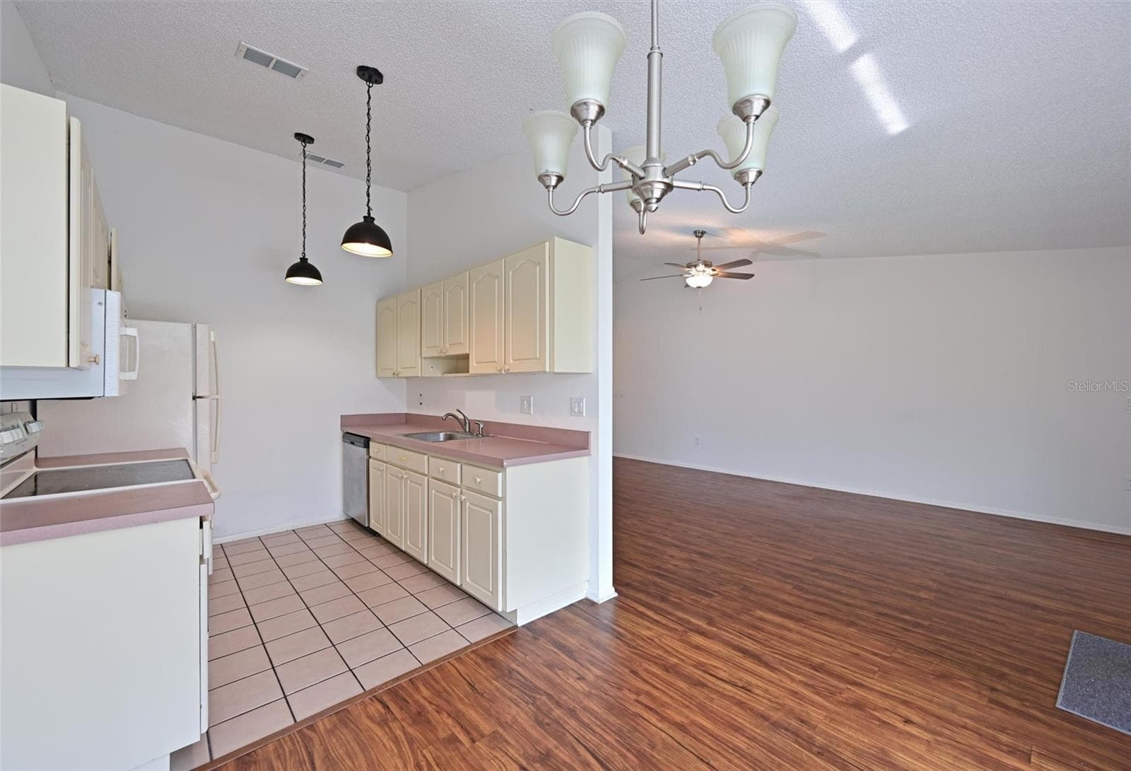 Villa at 3401 36TH ST W, BRADENTON, photo 7 of 39