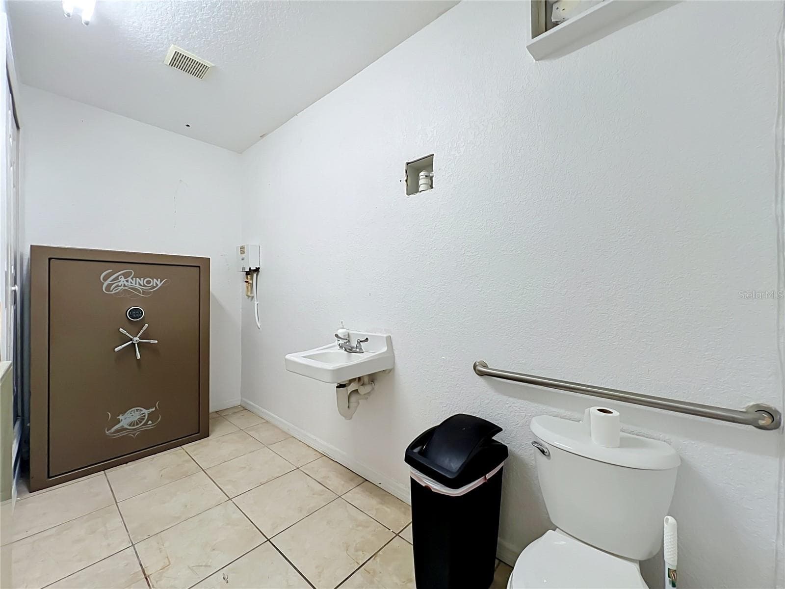 Mixed Use at 690 N SEMORAN BLVD, ORLANDO, photo 19 of 75