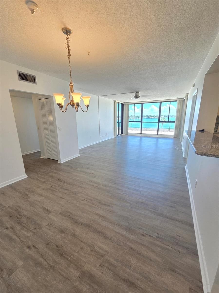 combo family and dining - 7100 SUNSHINE SKYWAY LN S #301, ST PETERSBURG