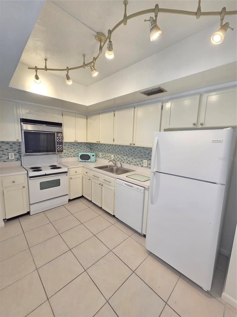 Kitchen - 7100 SUNSHINE SKYWAY LN S #301, ST PETERSBURG