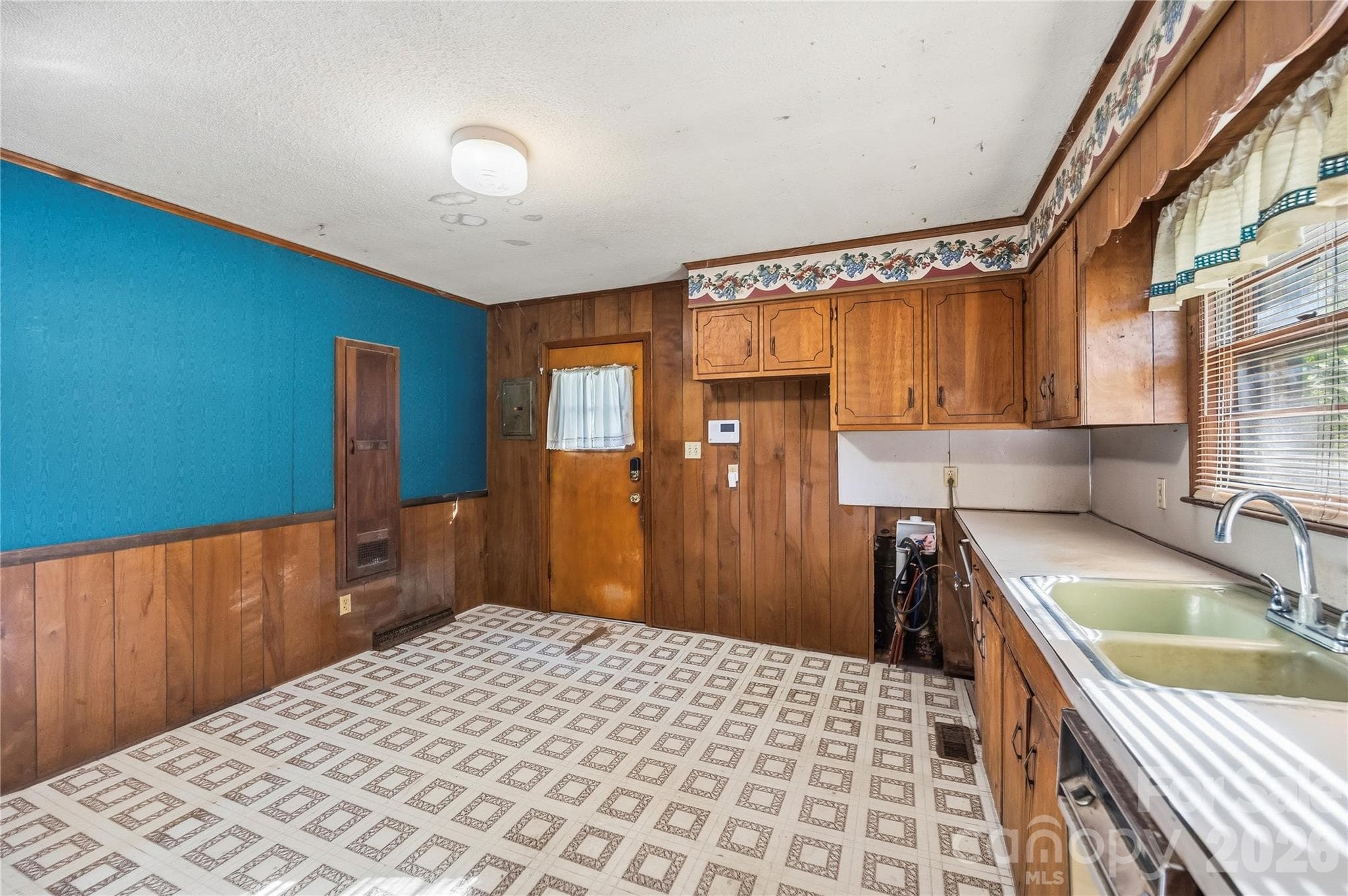 Single Family Residence at 328 Long Shoals Road, Bessemer City, photo 12 of 33
