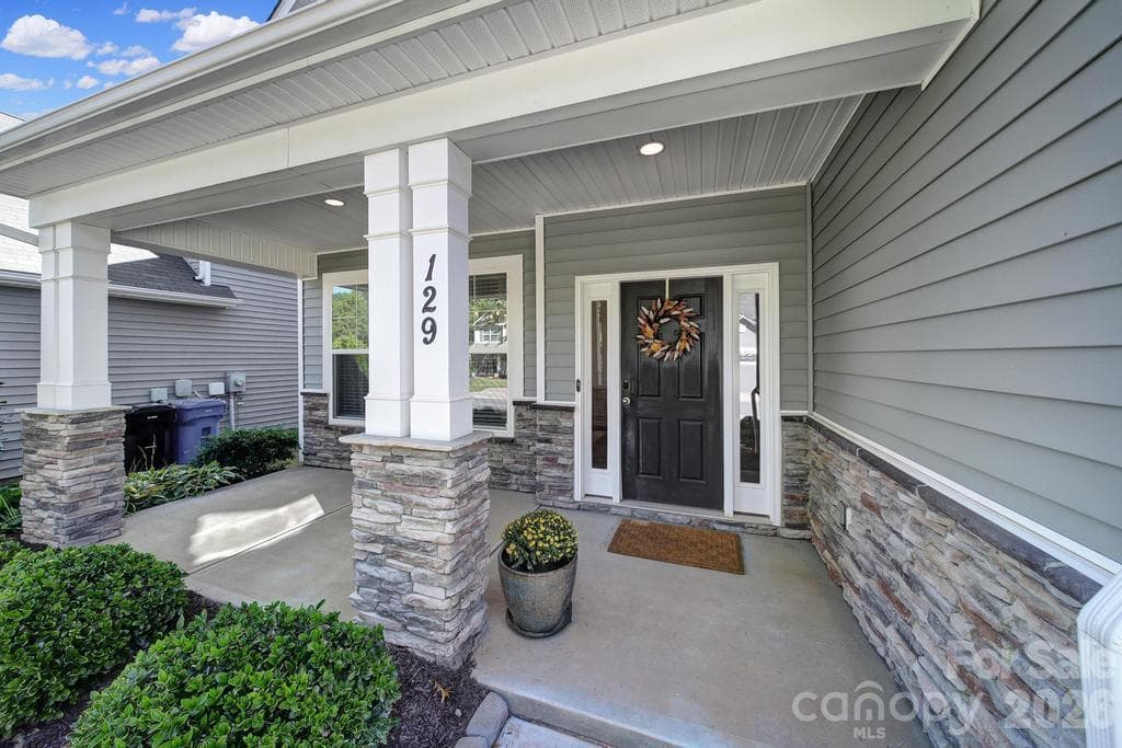 Single Family Residence at 129 Lantern Acres Drive, Mooresville, photo 3 of 40