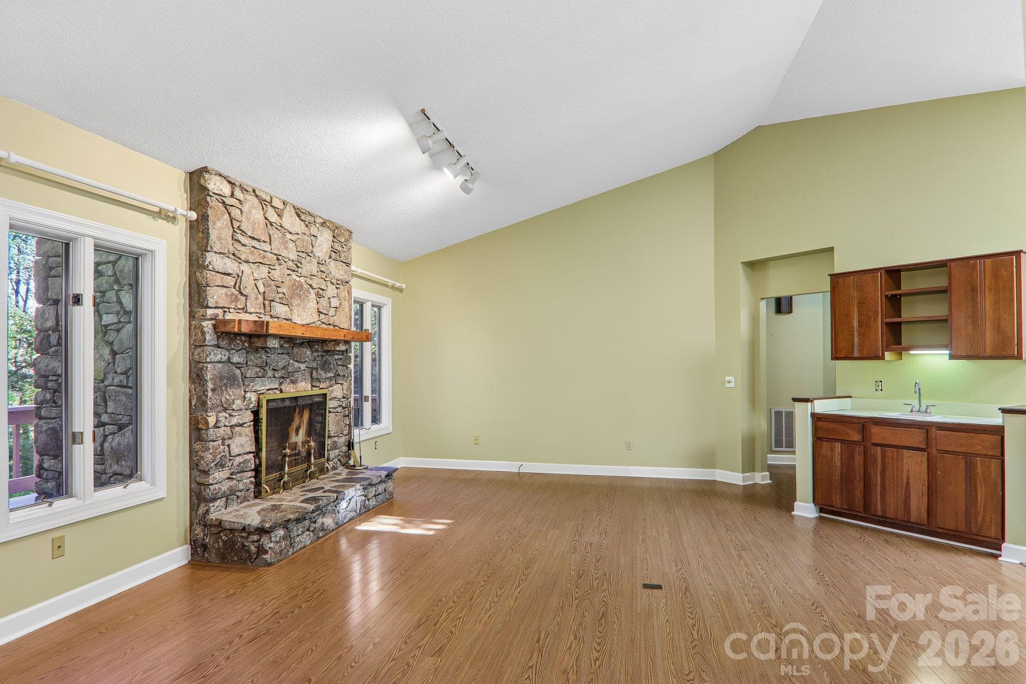 Living Room w/ wet bar - 108 Kenwood Drive, Hendersonville