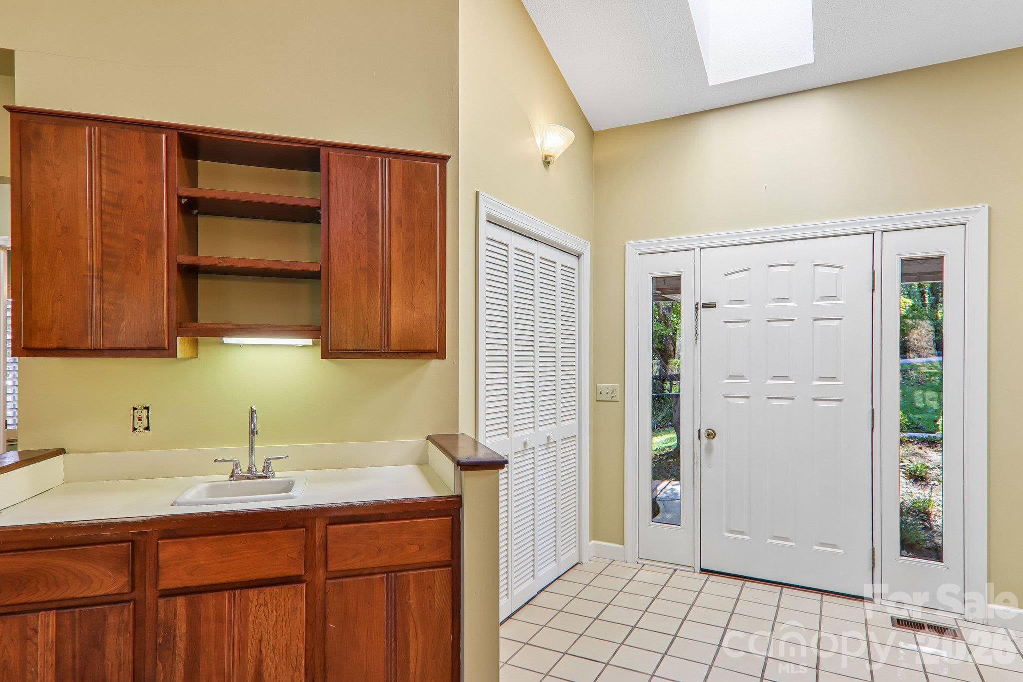 Foyer / LR Wet Bar - 108 Kenwood Drive, Hendersonville