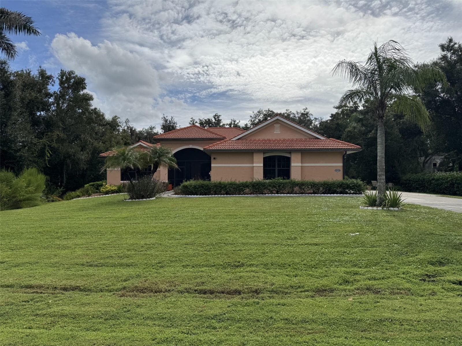 STREET VIEW WITH LARGE FRONT YARD - OAK FORD GOLF CLUB, SARASOTA